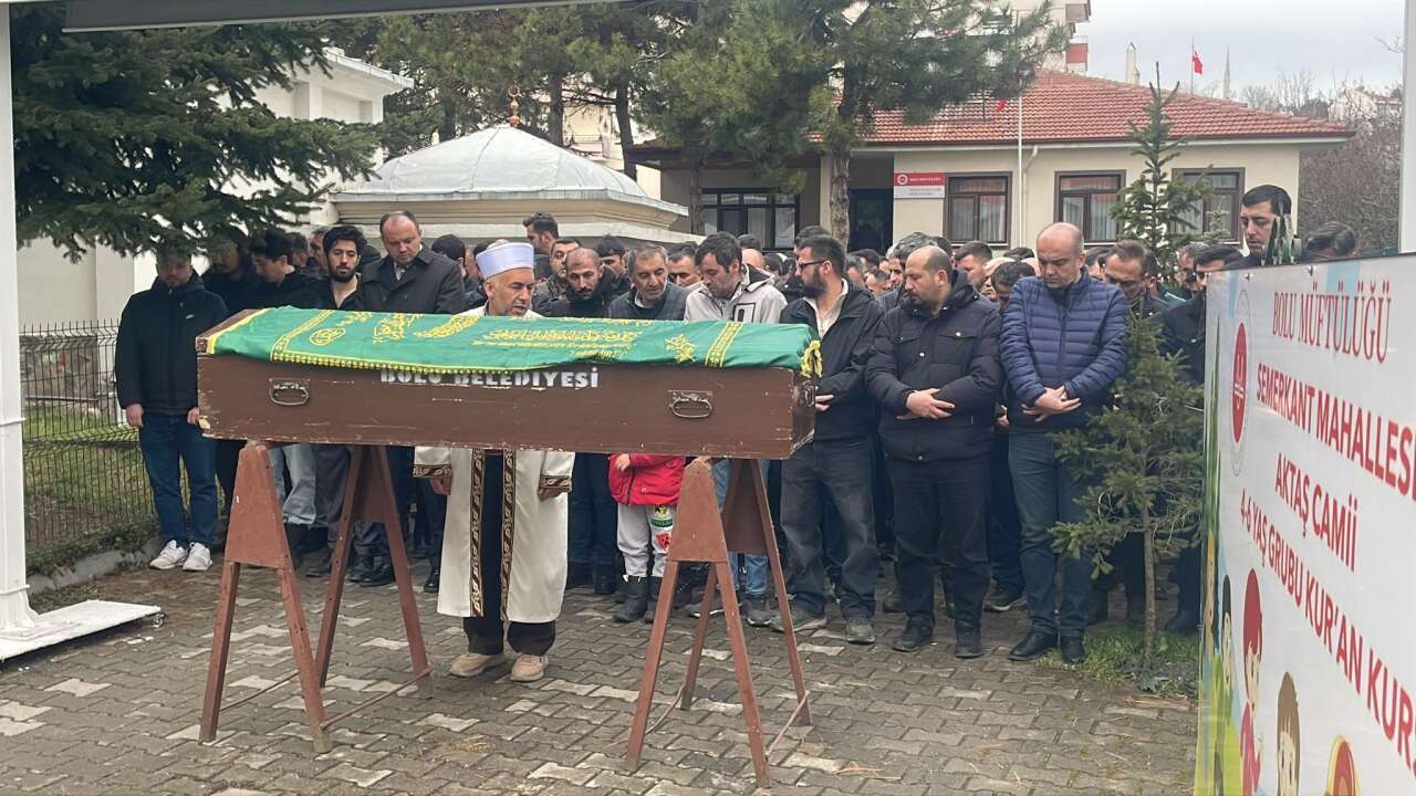 Menteşe’deki Trafik Kazasında Hayatını Kaybeden Sertaç Yılmaz Bolu’da Gözyaşları İçinde Toprağa Verildi 1